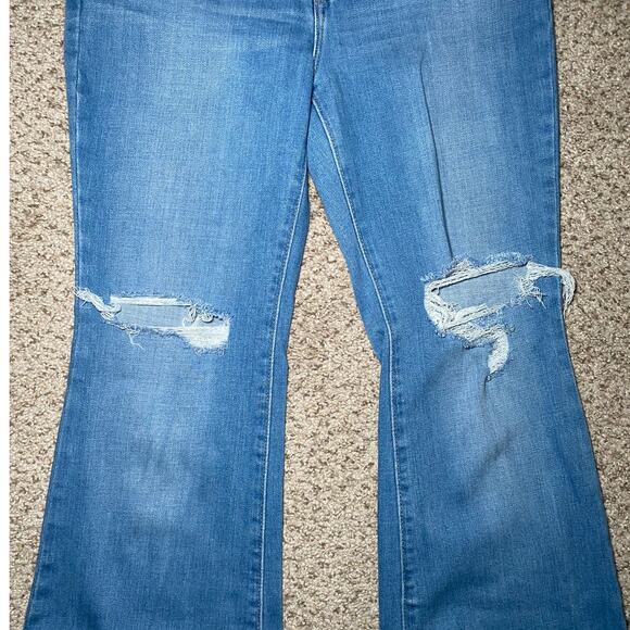 Light Wash Distressed Flare Levi's - Stretch Fabric - Picture 9 of 11
